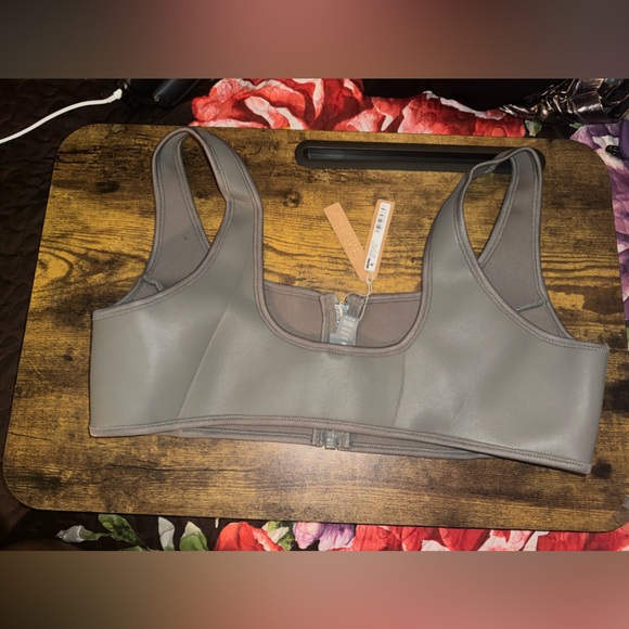 SKIMS 🌸Rubberized Scuba🌸 Swim Scoop Neck Bikini Top | Grey Chalk - Picture 3 of 3